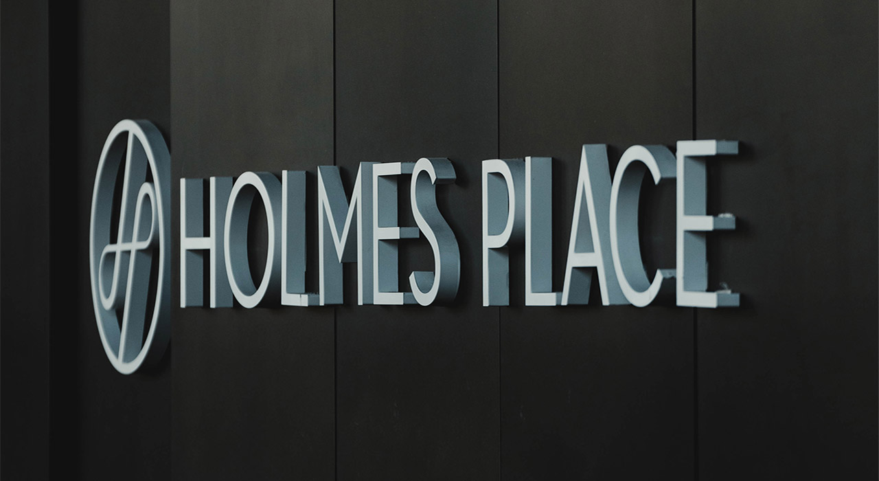 Holmes Place | επιγραφή Holmes Place με λευκά γράμματα 