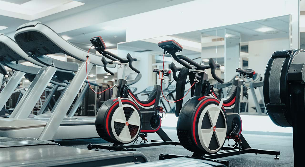 Holmes Place | αίθουσα γυμναστηρίου με στατικά ποδήλατα στο κέντρο της Αθήνας
