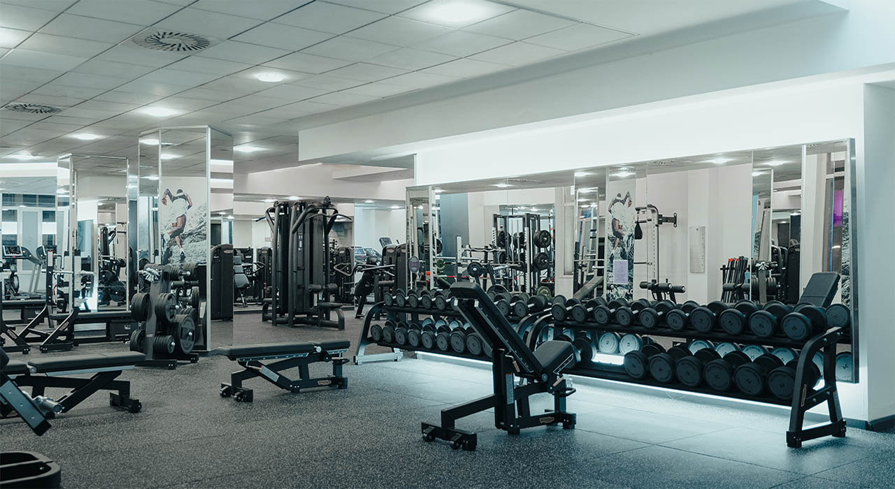 Holmes Place | χώρος γυμναστηρίου με ελεύθερα βάρη στο κέντρο της Αθήνας