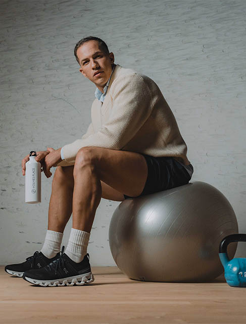 Holmes Place | άντρας που κάθεται σε fitball