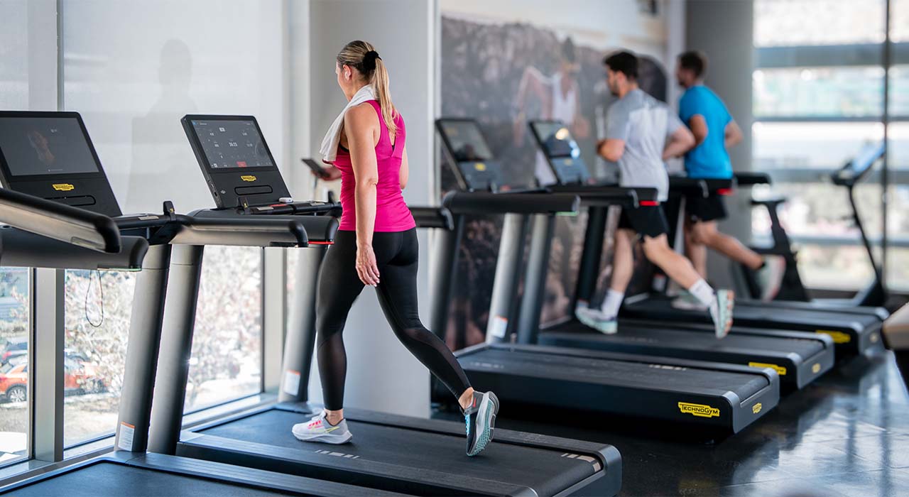 Holmes Place | χώρος με μηχανήματα διαδρόμων στο γυμναστήριο στη Γλυφάδα 