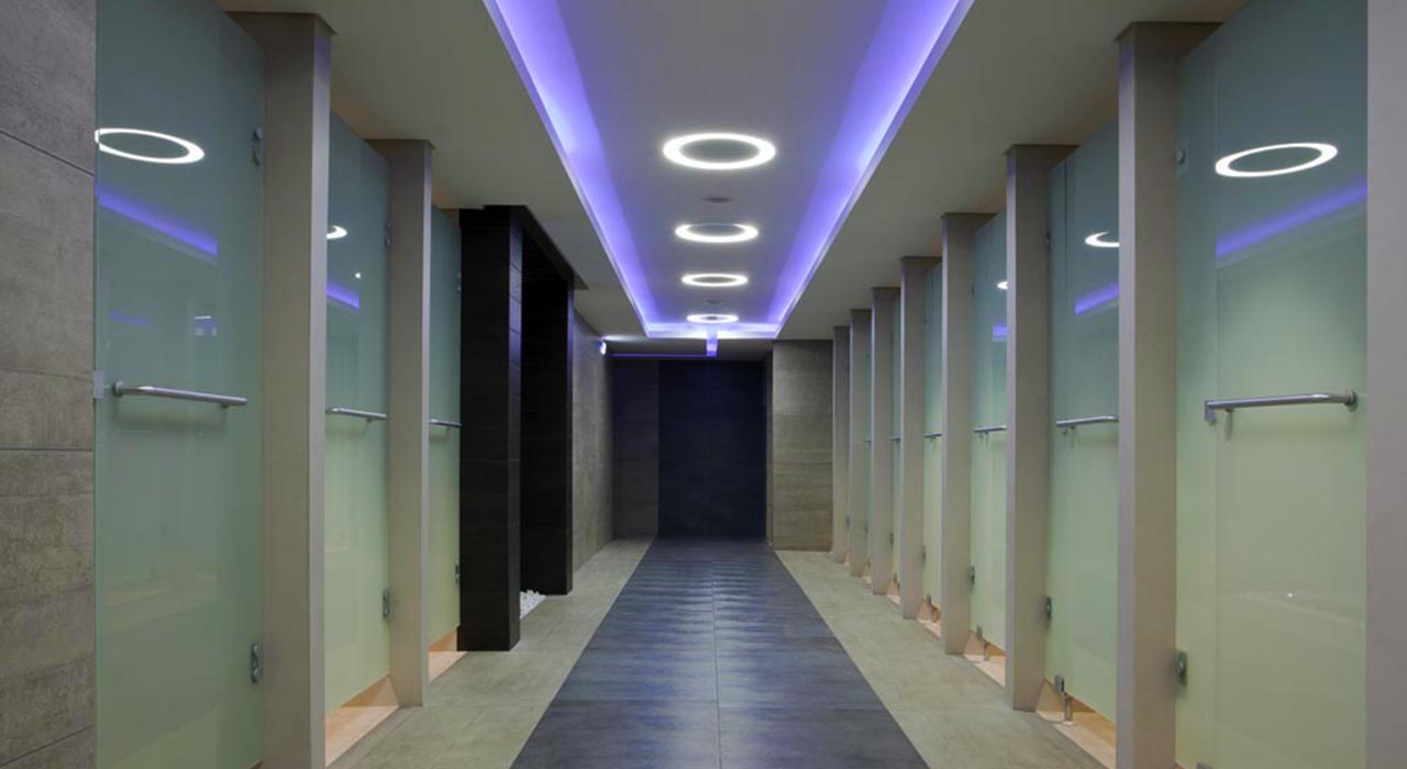 Holmes Place | χώρος αποδυτηρίων και ντους στο γυμναστήριο στο Μαρούσι