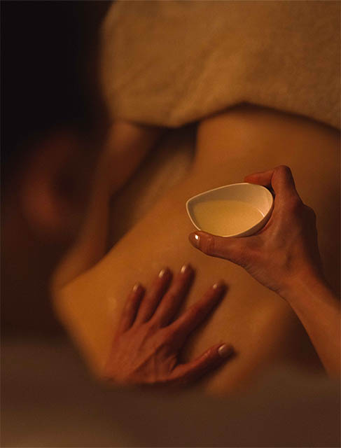 Holmes Place | θεραπευτής σπα που απλώνει αιθέριο έλαιο σε πλάτη 