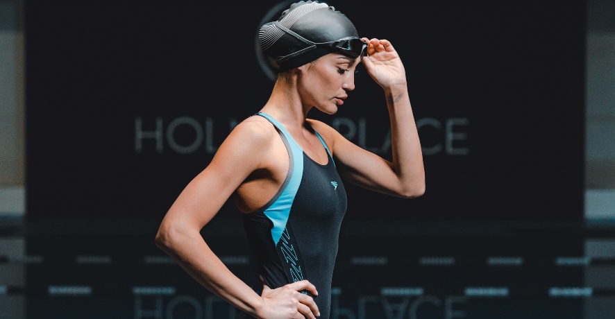 Holmes Place | γυναίκα σε πισίνα με μαγιό 