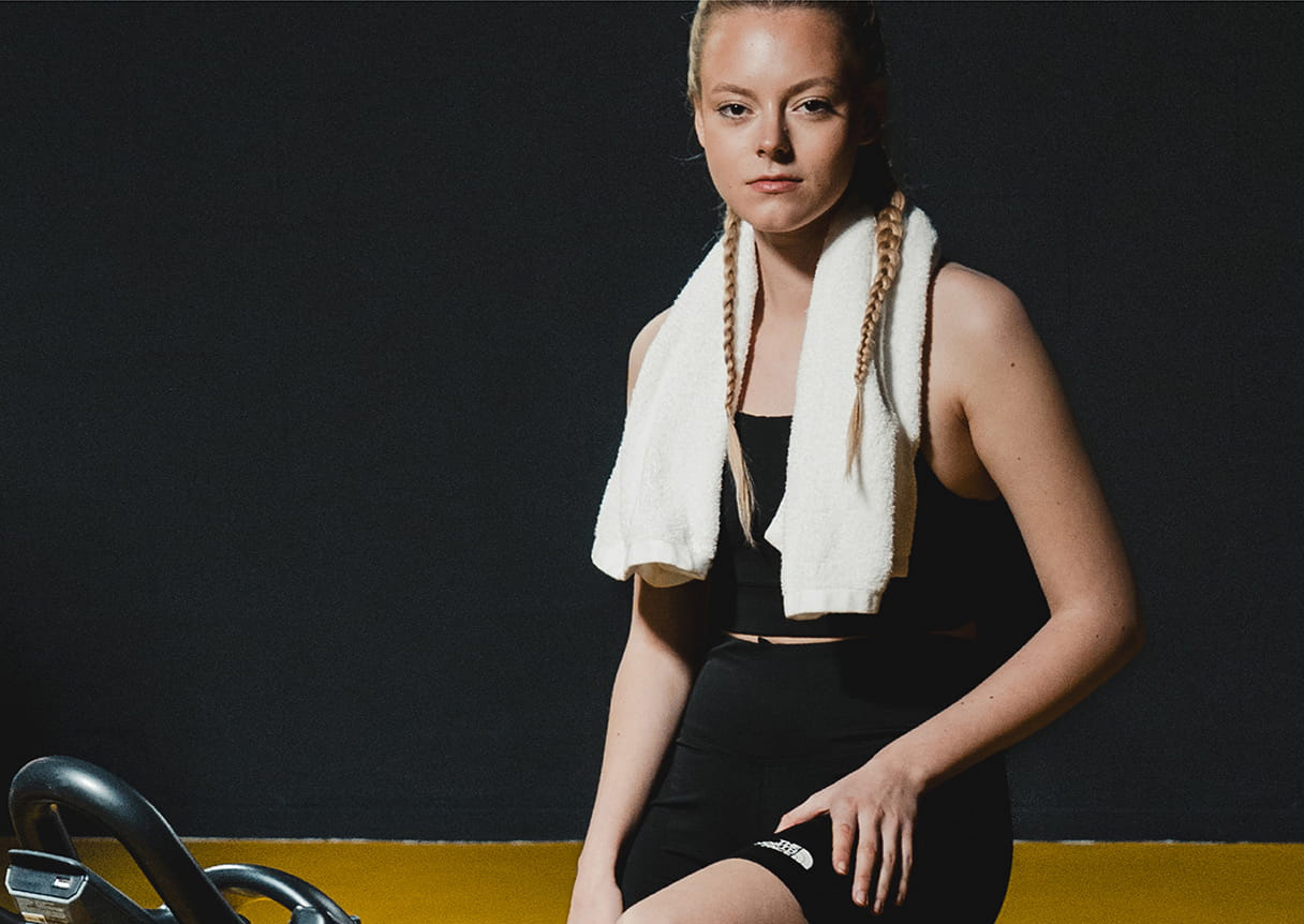 Holmes Place | γυναίκα πάνω σε στατικό ποδήλατο