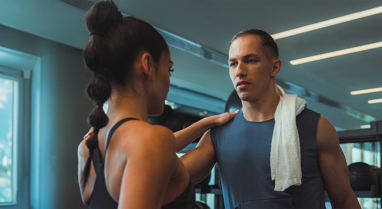 Holmes Place | γυναίκα που κάνει personal training με γυμναστή στη Γλυφάδα