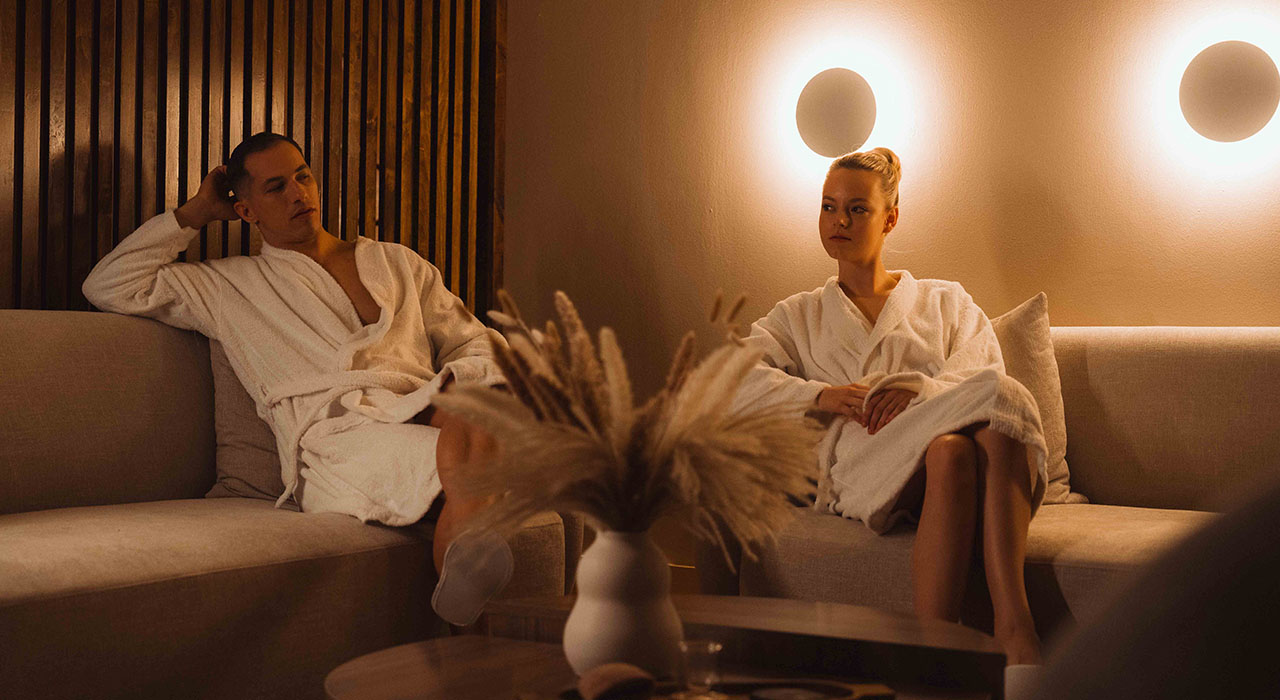 Holmes Place | γυναίκα και άντρας με μπουρνούζι στο spa Μαρούσι