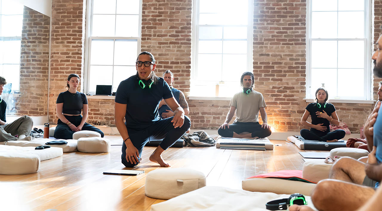 Holmes Place | άντρες και γυναίκες σε μάθημα yoga και αναπνοής 