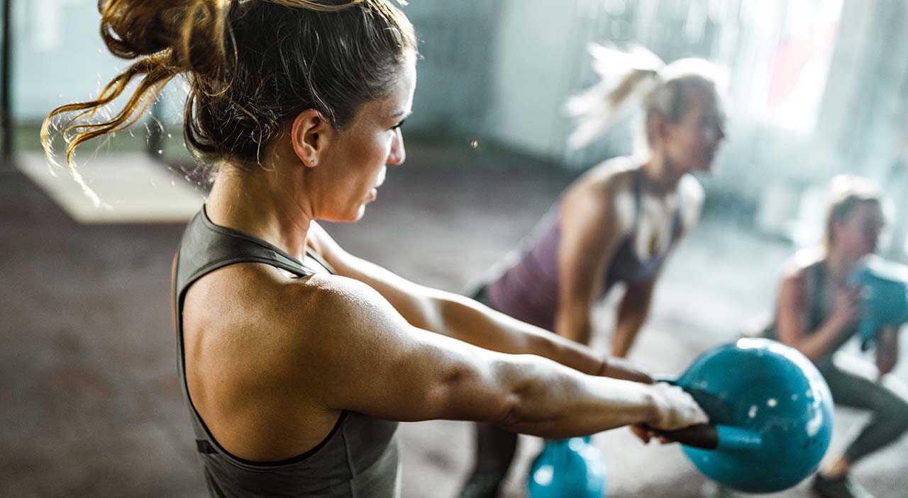 Holmes Place | γυναίκες που γυμνάζονται με kettlebells