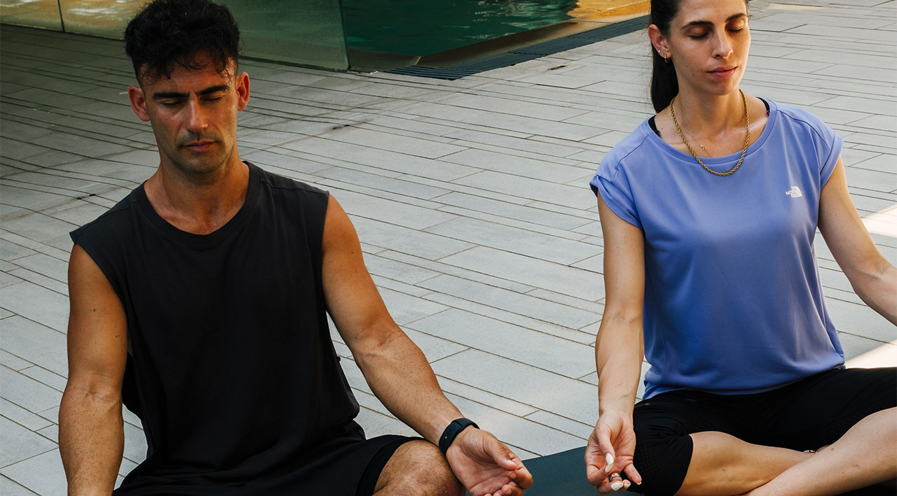 Holmes Place | άντρας και γυναίκα που κάνουν γιόγκα