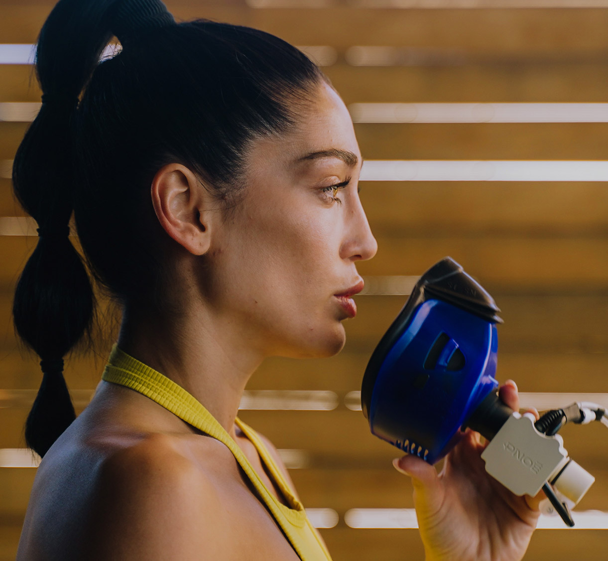 Holmes Place | γυναίκα με μάσκα ανάλυσης αναπνοής